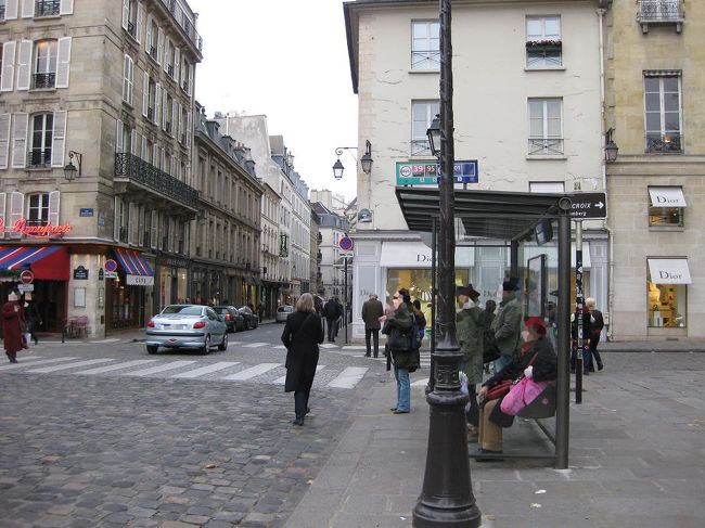 本当はメトロで移動する予定でしたが、サンジェルマン・デ・プレ教会前で通っていくバスを見かけまして。<br />もしかしてこれに乗ればオペラ座のほうに行けるのでは？と思い路線図を見てみると、案の定通る様子。<br />よし、バスで行こう。<br />決定は早かったです。特に同行者は、前日の出来事でメトロがかなり嫌だった様子（苦笑）<br />バス停は教会の目の前にありました。<br />バス停「St-Germain des Pres」から95番のバスに乗り、「Pyramides」へ行きます。<br />2両編成のバスでした。<br />あとから調べたら、利用する人が多い路線なのだとか。<br />後方のバスにもチケットを通す機械があったので乗るのは問題なしでした。<br />途中、ルーブル美術館も通り、景色もよかったです。