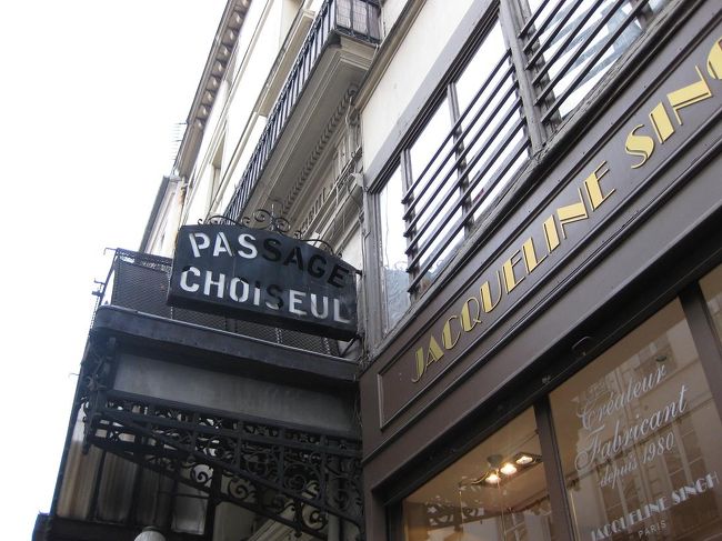 バスを降りて、ギャルリー・ヴィヴィエンヌを目指します。<br />途中でもうひとつパサージュを見かけました。<br />「Passage Choiseul（パサージュ・ショワズール）」。<br />ここも「世界ふれあい街歩き」で通っていたパサージュですね。<br />入口付近の日本料理店が印象に残ってました。