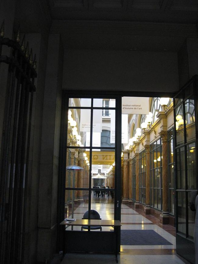 入るときに荷物検査を受けるようです。<br />こちらも美しいパサージュと聞いていましたが、今回は断念。