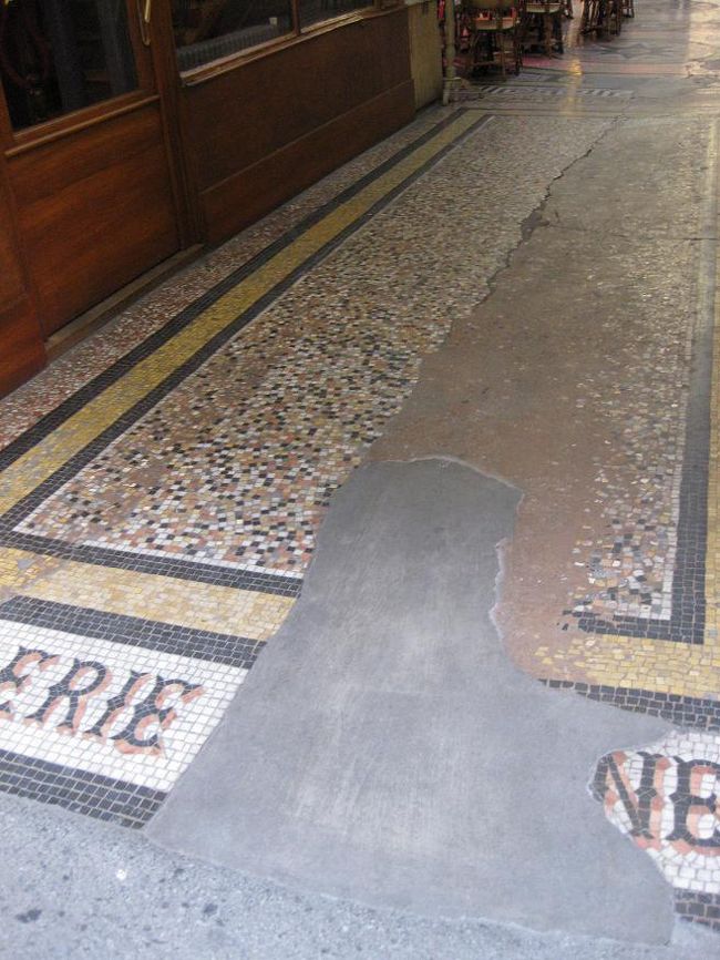 こちらの入口の床の装飾はもうだいぶはがれてしまっていました。