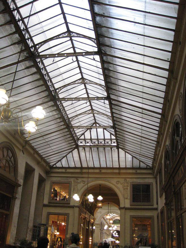 ガラスの天井で明るいです。