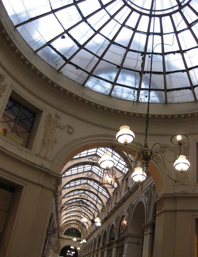 パサージュは、日本で言うとアーケード街みたいなものだと思いますが、雰囲気はまったく違います。<br />雨や汚れを気にせずに歩けるので、当時のご婦人方には喜ばれたのだとか。