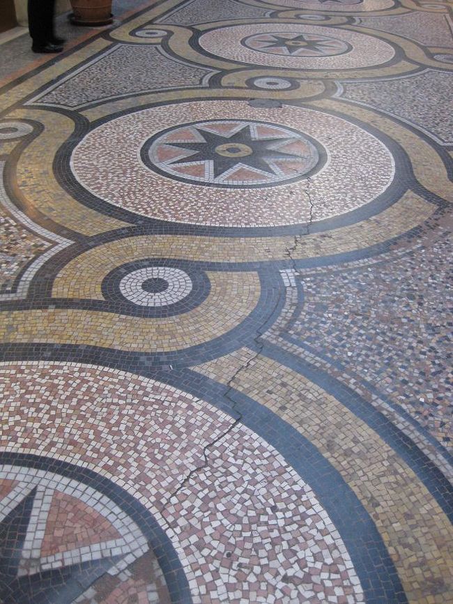 モザイクの床も美しいです。