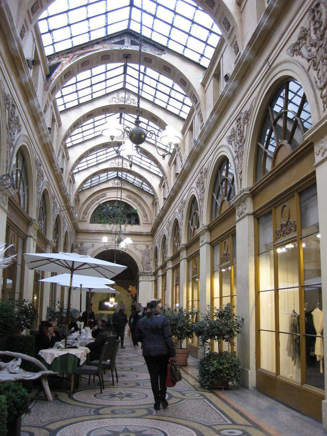 本当は中のサロン・ド・テでお茶したかったのですが、諦めます。<br />次に来たときには必ず！