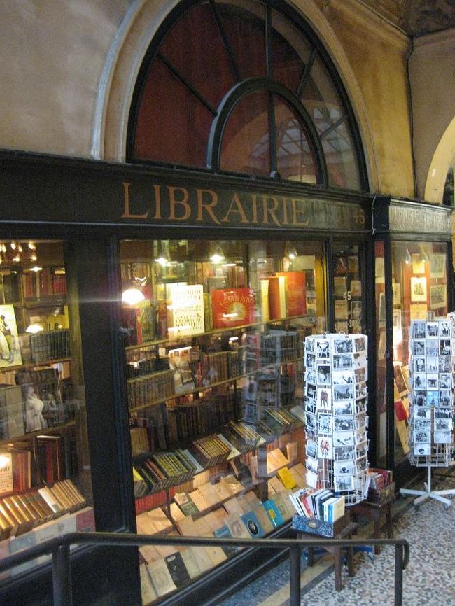 テレビにも出ていた、「JOUSSEAUME」という古書店。<br />ここで絵葉書を購入しました。<br />店に入ったとき誰もいなかったので、「ボンジュー」と声をかけたら地下から声が。<br />ご主人、お茶の時間のようでした。<br />謝れば、とんでもないとステキな笑顔。<br />小さいけれども味のある書店にステキなご主人。<br />入ってみてよかったです。