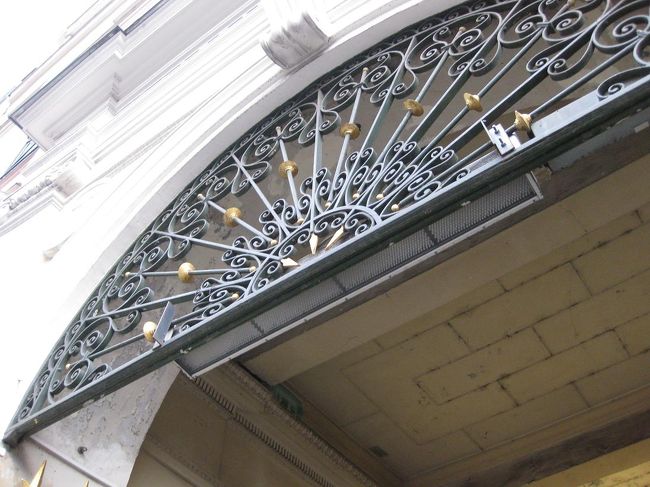 反対側に出ました。