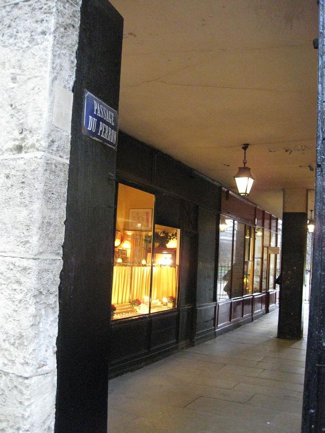 こちらにも小さなお店がたくさん並んでいました。