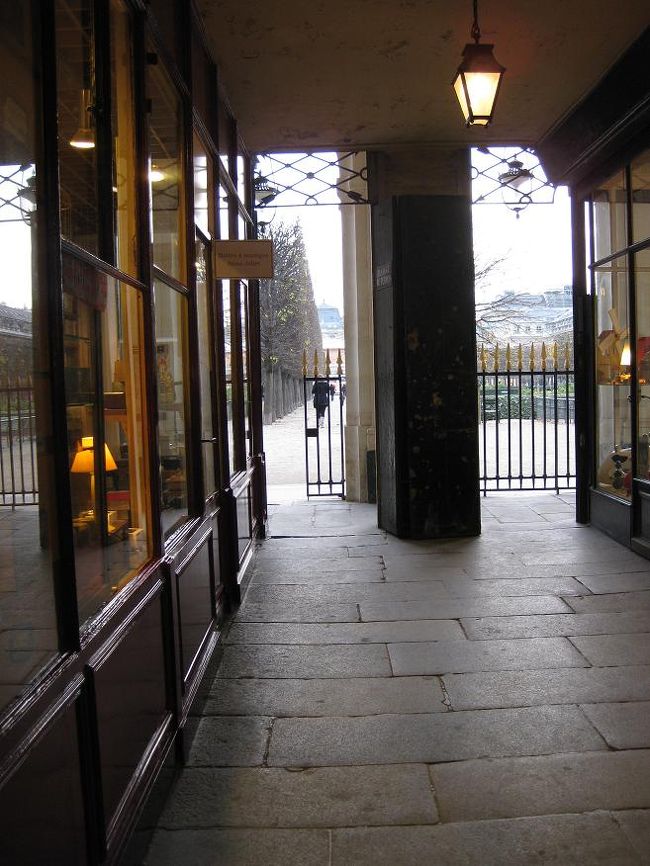 クリスマス雑貨が窓辺に並んでいて可愛かったです。