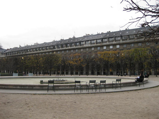 中央に噴水があります。<br />この時期は水を抜いているようです。