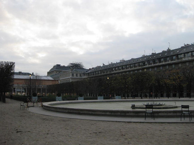 周囲に置かれた椅子に腰かけて、本を読んでいる人がいました。<br />寒くないのだろうか…