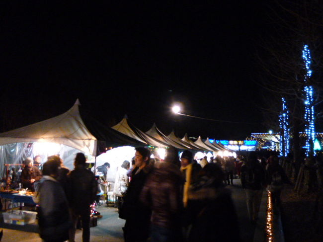 アート市が連なってます。<br />キーホルダーやぬいぐるみなど売ってました。。