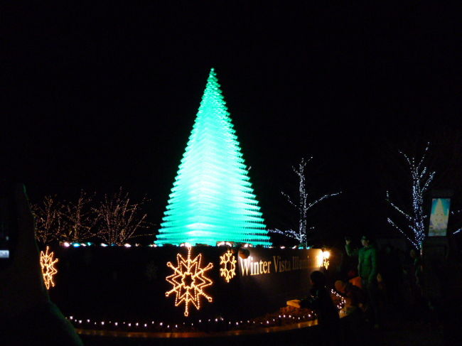 謎の三角形のオブジェです。正体はいったい・・・<br />赤、青と彩りを変えて行きます。