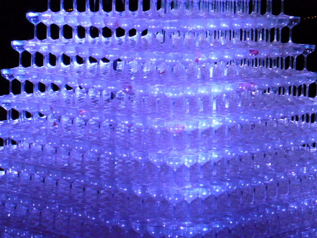 グラスがびっしり。正確に積み上げられています。<br />根気要りそう・・