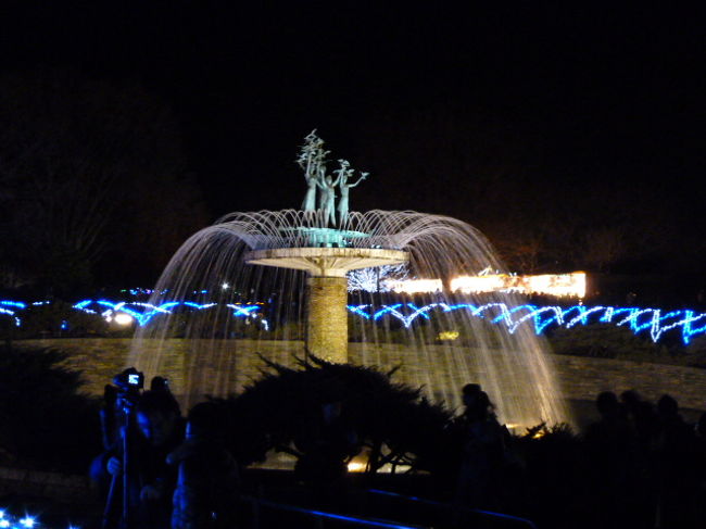 奥に進むと噴水。もともと何らかの彫像があるようで。