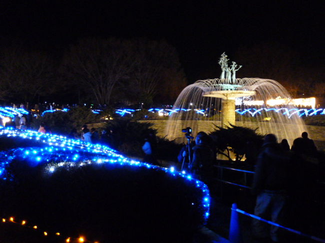 彫像、噴水とイルミネーション。