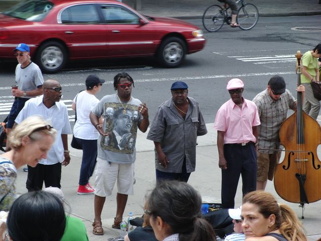 メトロポリタン美術館前でのパフォーマンス♪