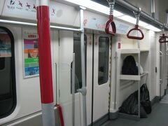 広州地下鉄3号線の車内。空港利用客のため、手荷物置き場があります。