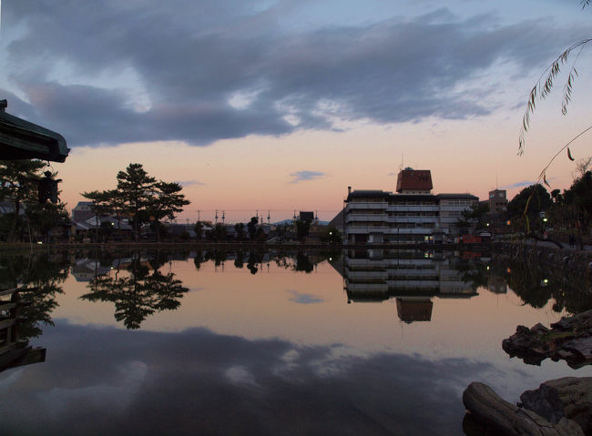 ２０１１年１２月１８日<br /><br />宿の扉は開いていて<br /><br />　そのまま　奈良公園　へ<br /><br />　　　早朝の猿沢の池　昨夜のにぎやかさは夢のよう
