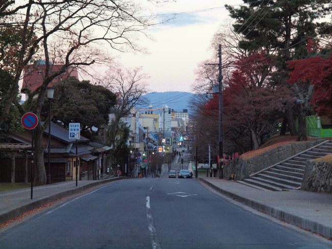人気のない　道を横切り<br /><br />　　　興福寺へ、
