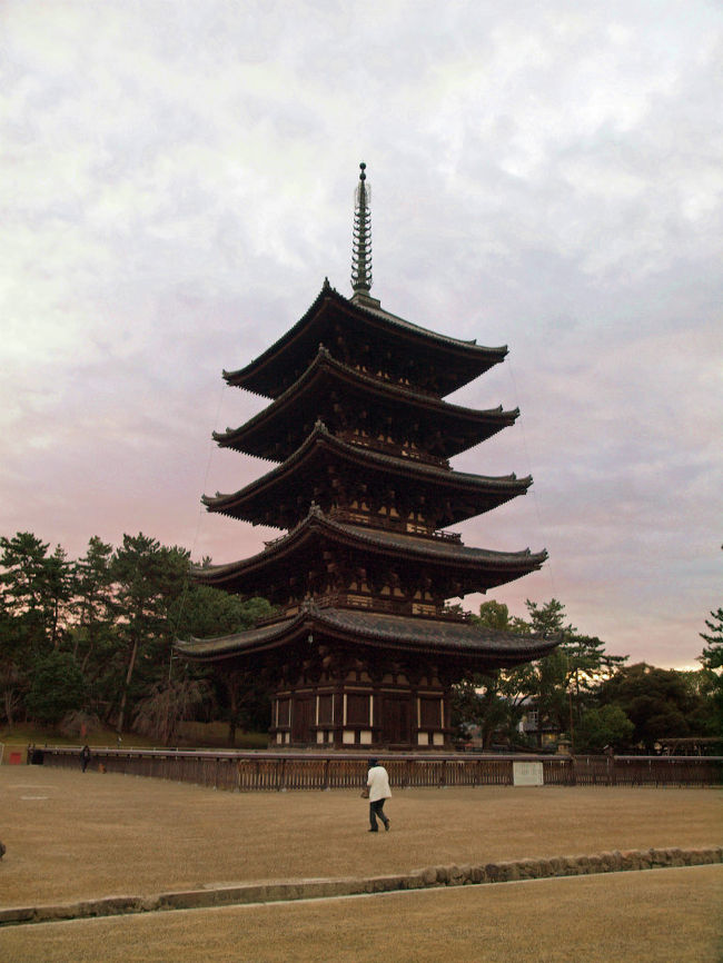 　　興福寺　五重塔　寒そうに歩く人影