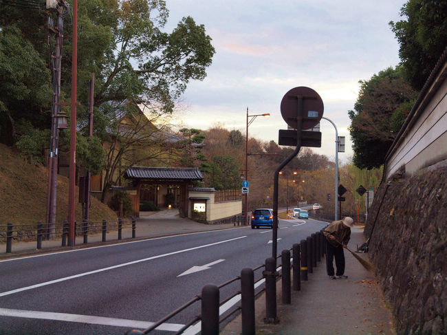 鳥居前交差点　右手を<br /><br />　その昔の　定宿　「奈良ホテル」を思いだしながら<br /><br />　　渡る