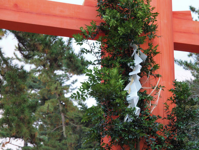 鳥居には　まだ　おん祭りの祭事はまだ済んでいない記しあり