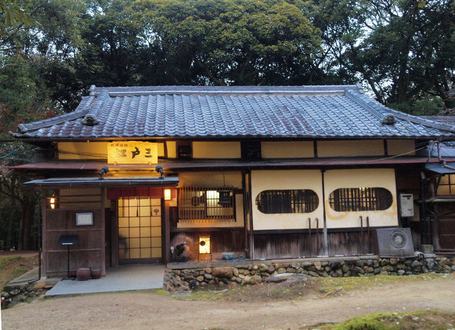 明治のころからの　料理旅館　江戸三<br /><br />　灯りがついて<br /><br />奈良公園にいっそうの風情をかもし出してくれます。<br /><br />　　江戸三<br />http://www.edosan.jp/