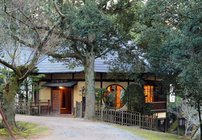 江戸三　四季亭　青葉茶屋　などの歴史ある料理旅館が<br /><br />　みな　灯りが点いています