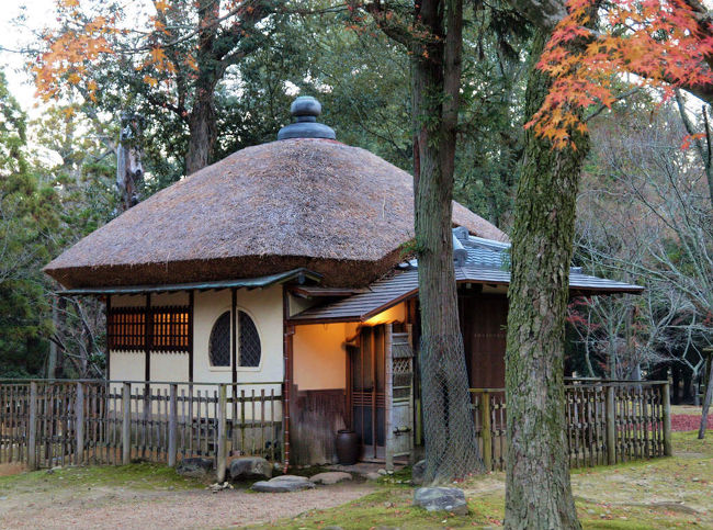 お客さんはこの時期は少ないでしょうが<br /><br />　ある　宿では　女中さんが雨戸をあける姿もありました、