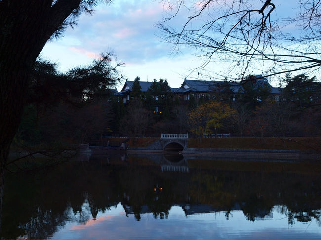 荒池に写る　想いで多い　奈良ホテル<br /><br />　国鉄営業時代は　庶民にありがたいお値段で泊まれたので<br /><br />　毎年　こちらにご厄介になっていました<br /><br />　日航遭難の機体発見のニュースもここのテレビで見ました。<br /><br />夏は暴走族の爆音が激しい頃が　<br /><br />ダブルブッキングで急きょ　同行者は貴賓室へご案内　という事もありました<br /><br />近鉄さんになってからは一度だけ宿泊しました。<br /><br />もうこれからは　個人旅行では来ることはないでしょう。