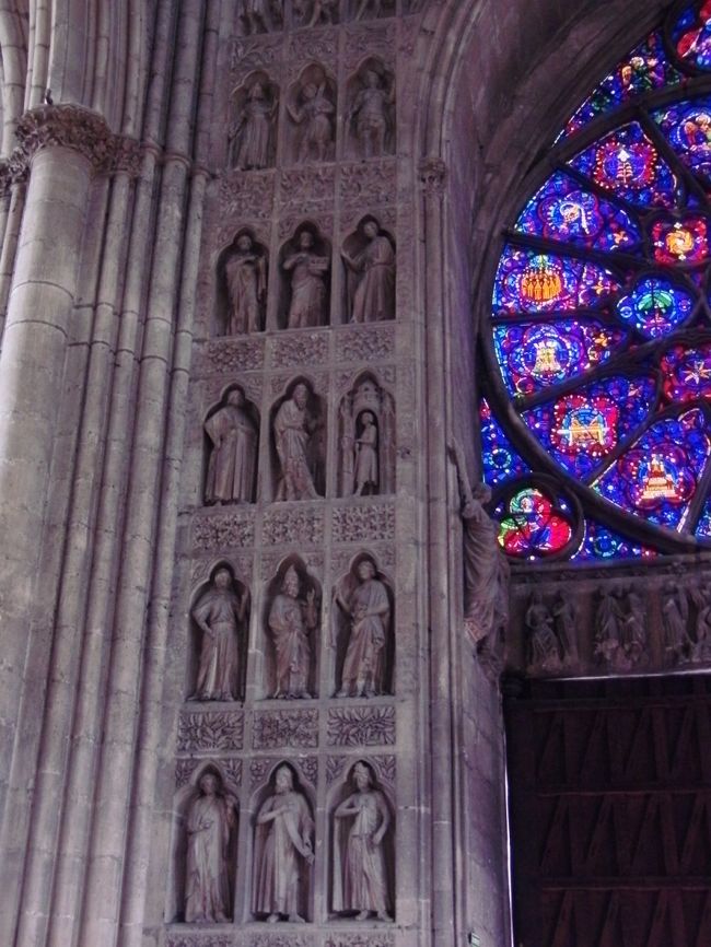 中央扉口　左側<br /><br />旧約・新約聖書の各場面の登場人物<br />らしいのですが・・・