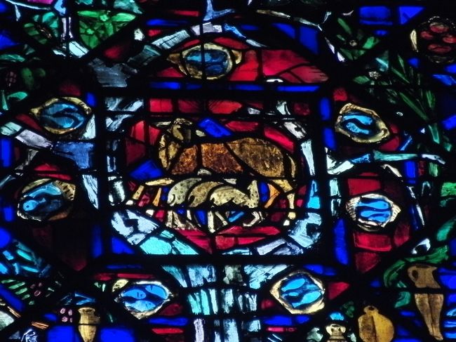 右側扉口　<br />ステンドグラスのアップの中央部<br /><br />乳を飲む羊さんたち