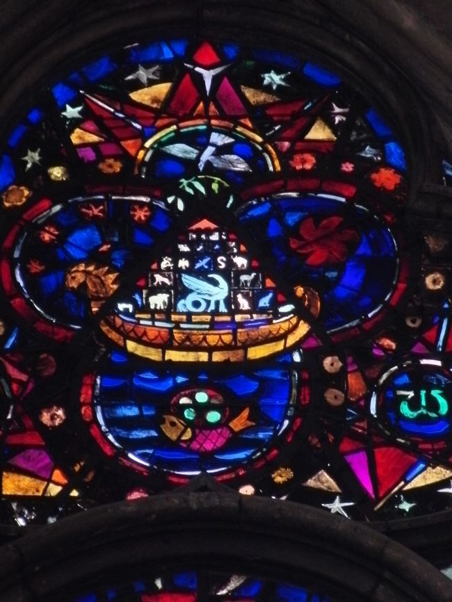 左側扉口<br />ステンドグラスのアップ　上部<br /><br />なんか色々なシンボルが！