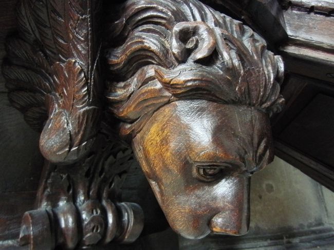 司教の座　説教壇<br />台の周りにある福音書記官の象徴<br /><br />獅子ーマルコ