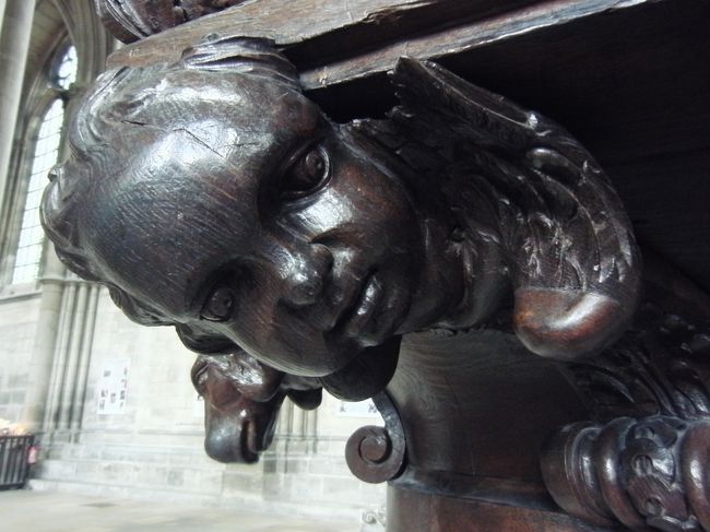 司教の座　説教壇<br />台の周りにある福音書記官の象徴<br /><br />天使？−マタイ<br />おでこが広いっす。