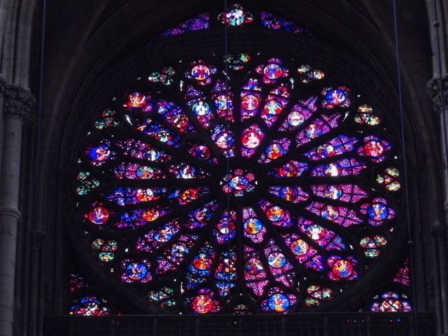 中央扉口　<br />上のステンドグラス