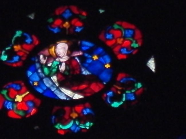 中央扉口<br />上のステンドグラス<br />中心部のアップ