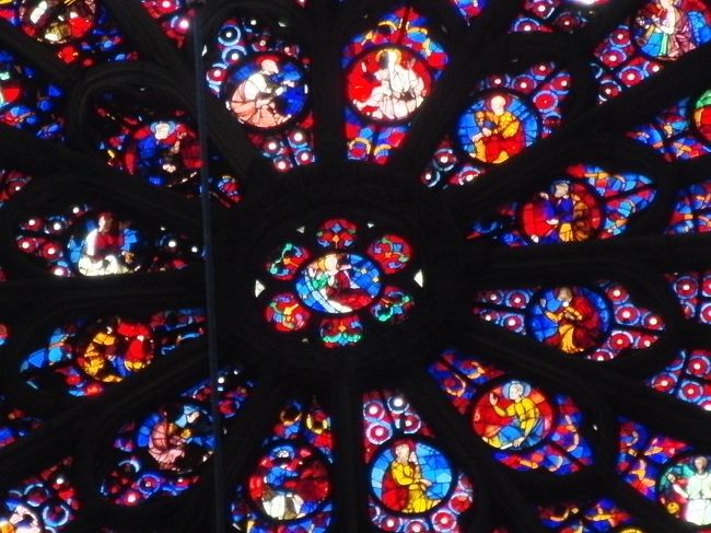中央扉口<br />上のステンドグラス<br />中心部
