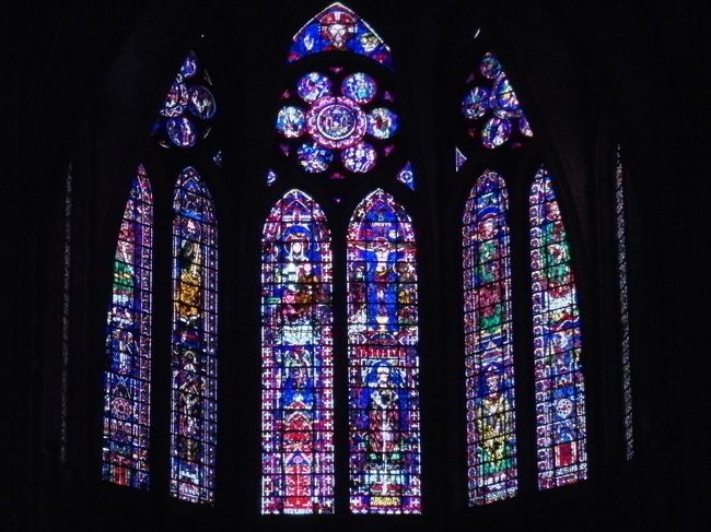 上のステンドグラス