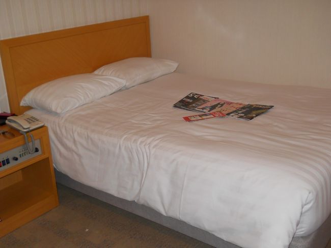 今回も楽天で「アストリアホテル」を予約。<br /><br />ダブルのシングルユースで南山タワーが見える部屋だった。