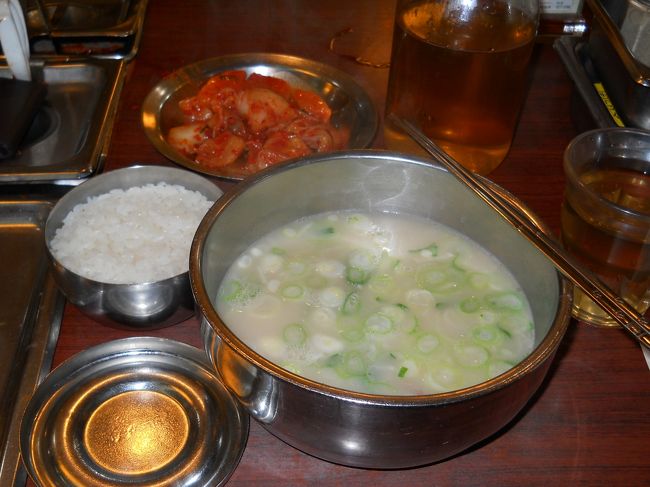 ソルロンタン　7000ウォン<br /><br />他のメニューが売り切れでソルロンタンと餃子しか選択出来なかった！！残念・・・<br /><br />あったまるわ〜〜<br /><br />