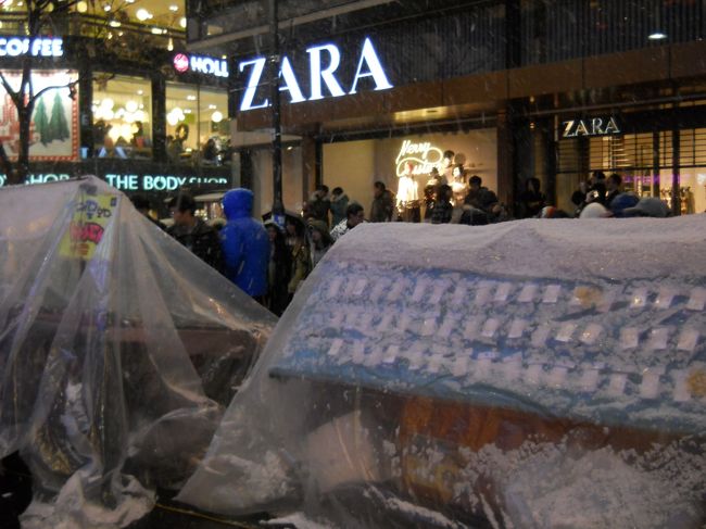 露天商も雪にはかなわないね、店じまい、店じまい。
