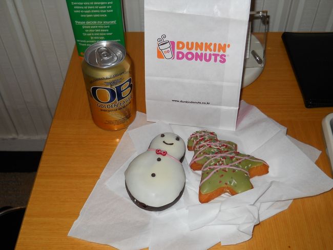 ソルロンタンだけでは食べた気がしないので、おやつ購入。<br /><br />ダンキンドーナツでクリスマスバージョンのドーナツ（各1500ウォン）とコンビニでビールを買って部屋で一人クリスマスイヴイヴを。<br /><br />しあわせ〜