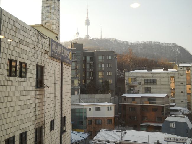 朝起きて、ホテルの部屋から眺めるとすっかり雪化粧。<br /><br />ＣＮＮの天気予報でソウルは最高気温が-2℃だった。