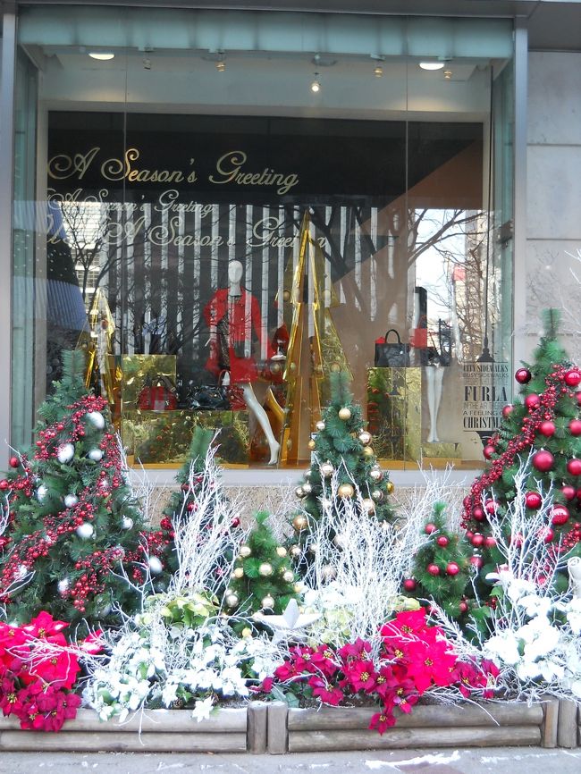 昨夜とは違うロッテデパート前のクリスマスデコレーション。<br /><br />ライトアップしなくてもきれいです。