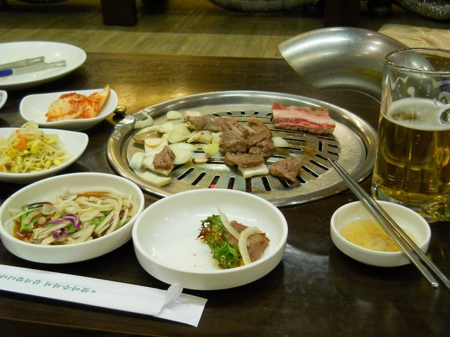 ランチはやっぱり焼き肉を！！<br /><br />一人ＯＫの店も増えてきたので入りやすくなった。<br /><br />「三千里」で最近よく聞く「生カルビ（30000ウォン）」を。<br /><br />生カルビってタレ漬していない肉をごま油と塩のたれで食べるもの。肉の味がよくわかる。<br /><br />