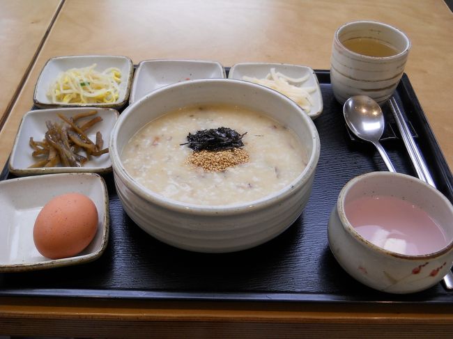 再び明洞に戻って、昨日行った「神仙ソルロンタン」の２階にある「味加本」であわび粥（10000ウォン）で夕食。<br /><br />日本人ばっかりだけど、あったまります・・・<br /><br />でも物足りないんだよね〜<br /><br />