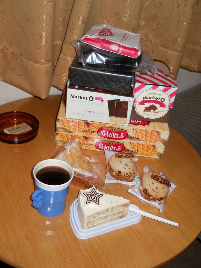 連日一人でメリークリスマス！<br /><br />意外に美味しいケーキ。