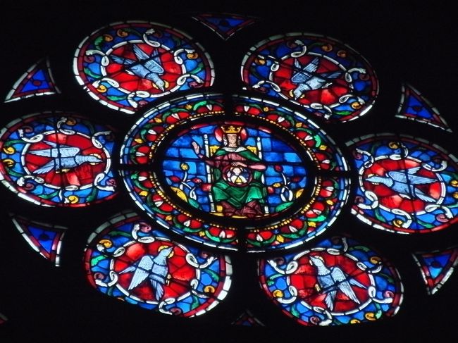 後陣<br />ステンドグラス上部<br />また聖母子像？