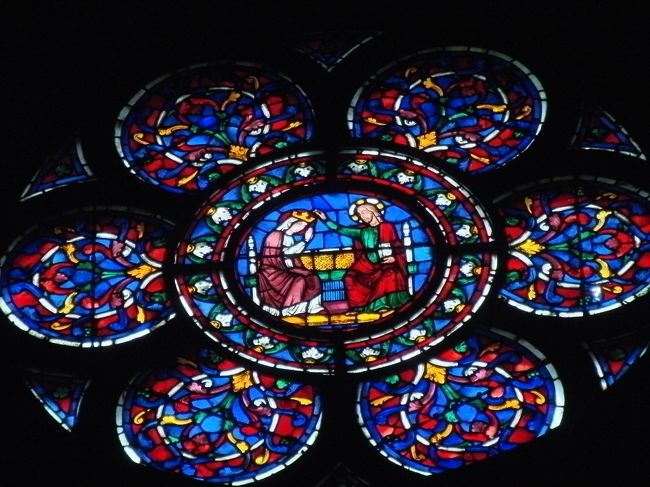 後陣<br />ステンドグラス上部<br />聖母戴冠
